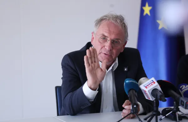 Nekdanji notranji minister Aleš Hojs je osumljen izdaje tajnih podatkov kriminalni združbi.