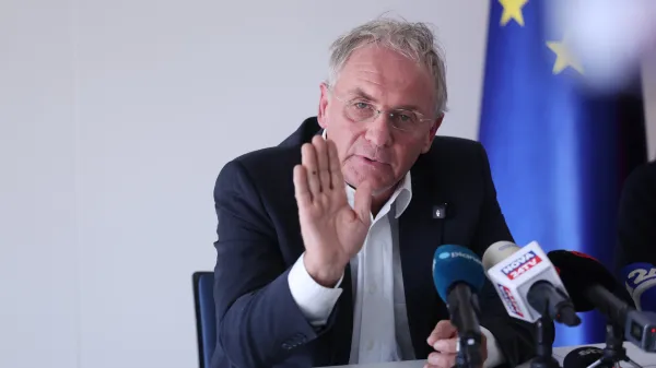 Nekdanji notranji minister Aleš Hojs je osumljen izdaje tajnih podatkov kriminalni združbi.