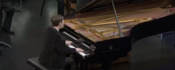 V okviru 47. mednarodne EPTA konference se bo kot osrednji gost pianist nocoj predstavil mladi beloruski virtuoz Uladzislau Khandohi.