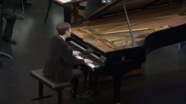 V okviru 47. mednarodne EPTA konference se bo kot osrednji gost pianist nocoj predstavil mladi beloruski virtuoz Uladzislau Khandohi.
