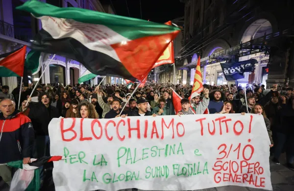 Po objavi novice o Izraleski blokadi humanitarne flotilje so v Bologni izbruhnili protesti in pozivi k splo&scaron;ni stavki. 