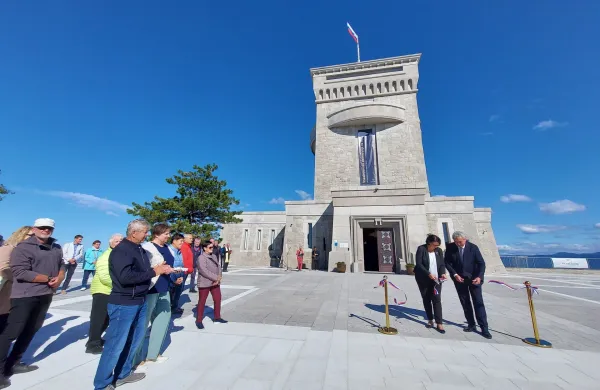 Cerje Pomnik miru ob?ina Miren-Kostanjevica odprtje urejena plo??ad 1 MIO 