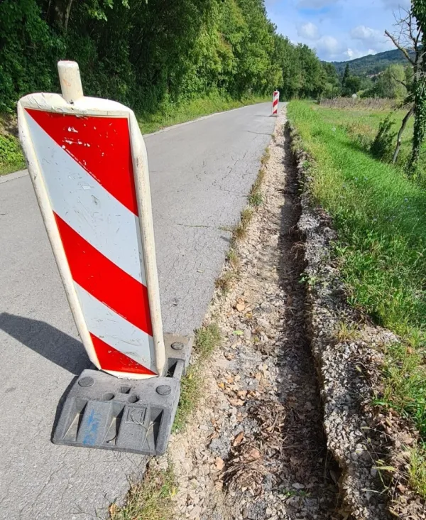 Vanganel: Gramozne bankine je odplaknilo, na njihovem mestu globoke luknje