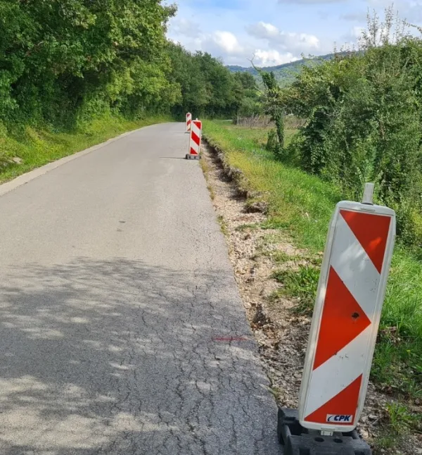 Vanganel: Gramozne bankine je odplaknilo, na njihovem mestu globoke luknje