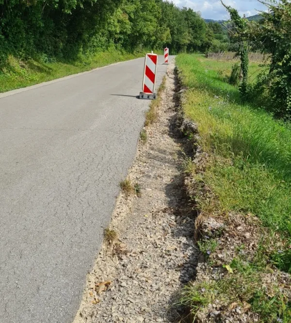 Vanganel: Gramozne bankine je odplaknilo, na njihovem mestu globoke luknje