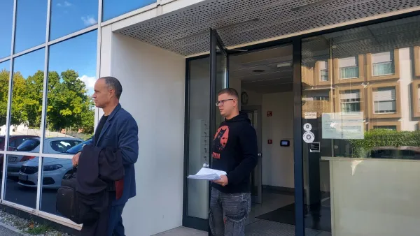 Policist na zatožni klopi zaradi šikaniranja in groženj
