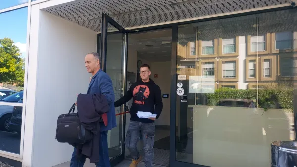Policist na zatožni klopi zaradi šikaniranja in groženj