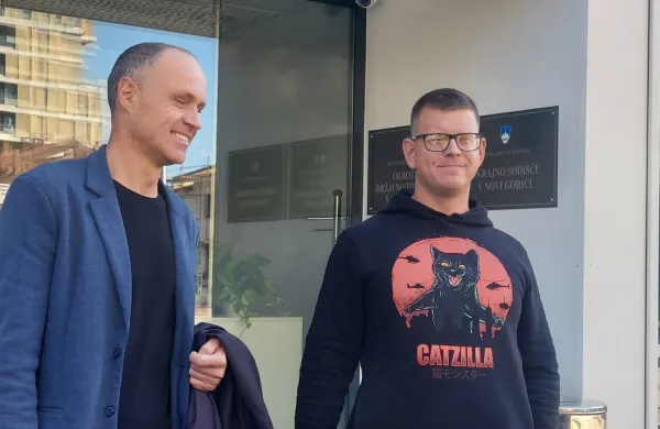 Policist na zatožni klopi zaradi šikaniranja in groženj