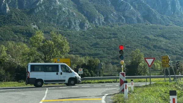 Semaforji umirili promet, domačini zahtevajo dolgoročne rešitve