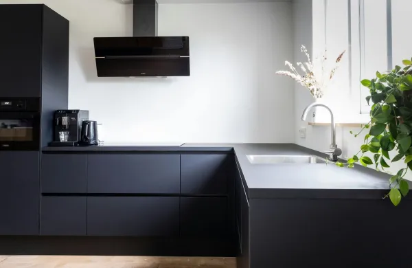 Črne kuhinje: zakaj so temne barve postale novi trend v na&scaron;ih domovih?