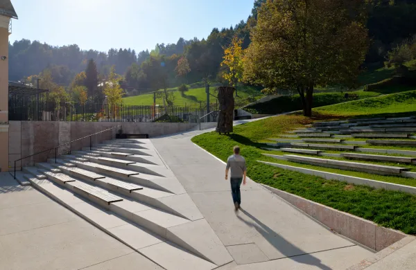 V arhitekturi in krajinskem oblikovanju beton združuje funkcionalnost in estetiko