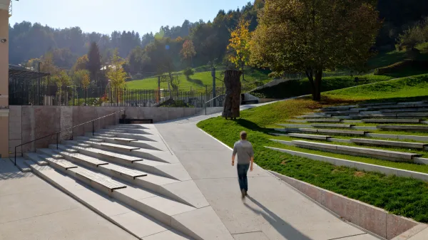V arhitekturi in krajinskem oblikovanju beton združuje funkcionalnost in estetiko