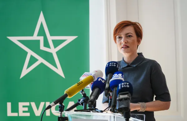 ﻿Asta Vrečko, Levica