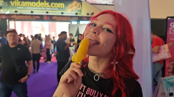 Dildo na glavi, lizalka v obliki penisa v ustih, predvsem pa veliko gole kože