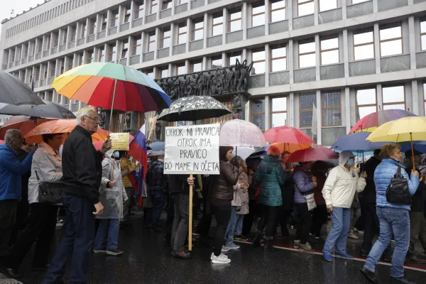 ﻿Slovenija Ljubljana 27.09.2022,27. september 2022Shod za zaščito otrok in družin, ki ga pripravlja Koalicija Za otroke gre!,pred poslopjem DZ. zakon o istospolnih parih posvojitev LGBTIQ+ družba Aleš PrimcFoto:Luka Dakskobler/BOBO