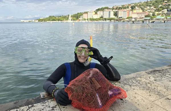 400 kilogramov smeti, a življenje pod gladino še vedno cveti