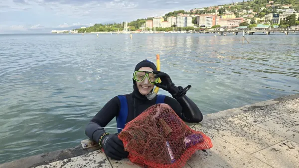 400 kilogramov smeti, a življenje pod gladino še vedno cveti