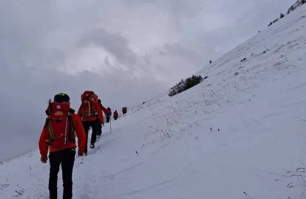 Re&scaron;evalna akcija pod Toscem, Tosc, plaz zasul tri hrva&scaron;ke državljane, v akciji sodeluje več kot 60 gorskih re&scaron;evalcev.  Gorska re&scaron;evalna zveza Slovenije
