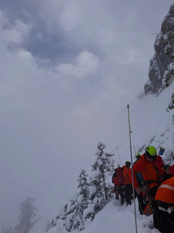 Re&scaron;evalna akcija pod Toscem, Tosc, plaz zasul tri hrva&scaron;ke državljane, v akciji sodeluje več kot 60 gorskih re&scaron;evalcev.  Gorska re&scaron;evalna zveza Slovenije