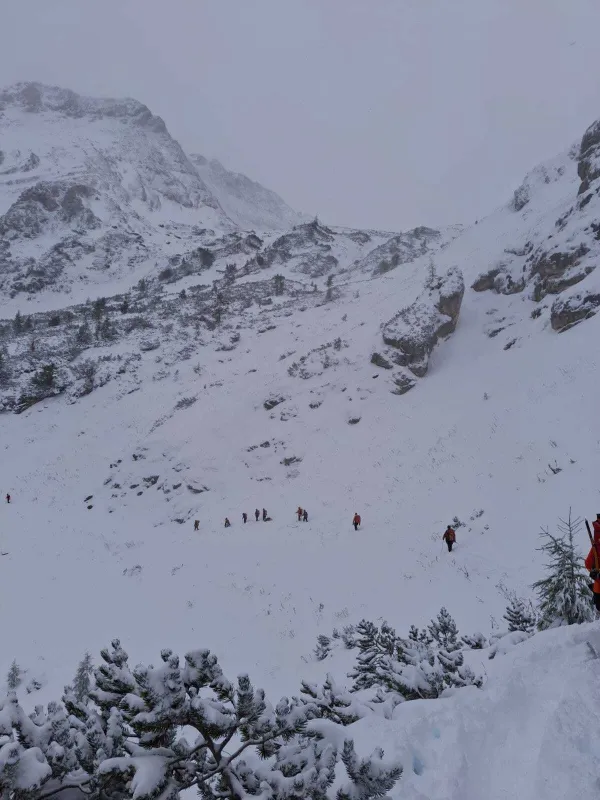Re&scaron;evalna akcija pod Toscem, Tosc, plaz zasul tri hrva&scaron;ke državljane, v akciji sodeluje več kot 60 gorskih re&scaron;evalcev.  Gorska re&scaron;evalna zveza Slovenije