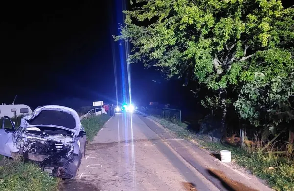 Eden z avtom v drevo, drugi v zid, po trku pa skočil v reko