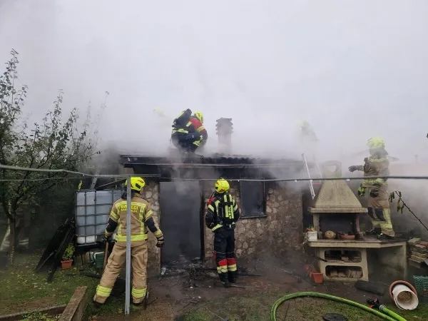 V požaru eksplodirala jeklenka