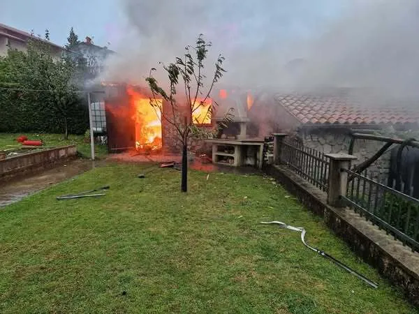 V požaru eksplodirala jeklenka