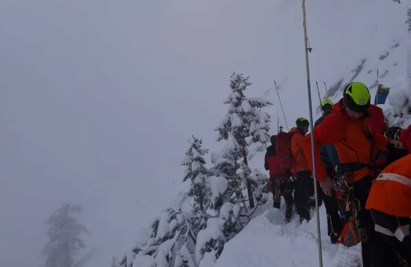 Re&scaron;evalna akcija pod Toscem, Tosc, plaz zasul tri hrva&scaron;ke državljane, v akciji sodeluje več kot 60 gorskih re&scaron;evalcev.  Gorska re&scaron;evalna zveza Slovenije