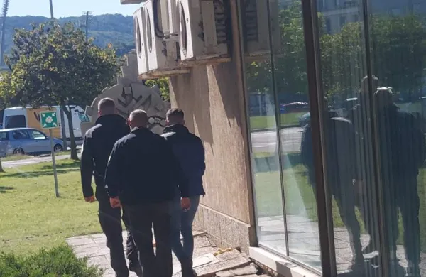 Po Izoli otipaval mlade ženske