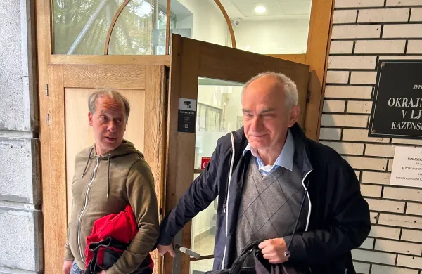 Robert Tomas Zavašnik, obtožen groženj, in njegov odvetnik Milan Vajda upata, da se bosta z oškodovanko poravnala. 