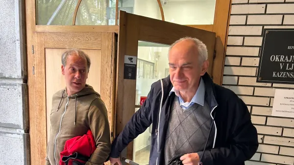 Robert Tomas Zavašnik, obtožen groženj, in njegov odvetnik Milan Vajda upata, da se bosta z oškodovanko poravnala. 