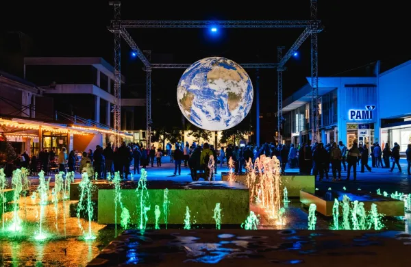 Osrčje festivala R.o.R. predstavlja gigantska svetlobna instalacija v podobi planeta Zemlja.