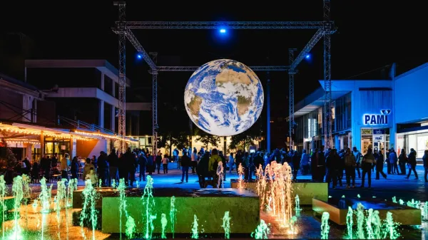 Osrčje festivala R.o.R. predstavlja gigantska svetlobna instalacija v podobi planeta Zemlja.