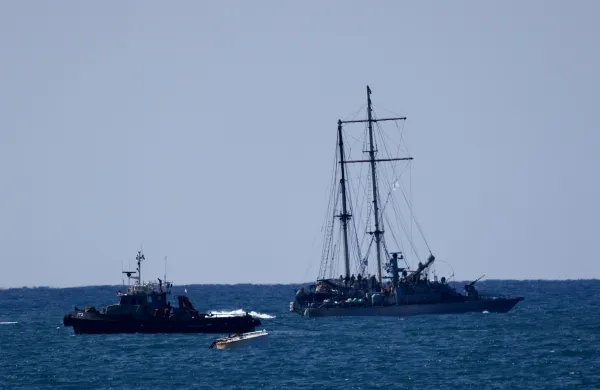 Izrael, Asdod. Plovila flote Global Sumud Flotilla (GSF), namenjene v Gazo, vlecejo proti pristaniscu Asdod na jugu Izraela.