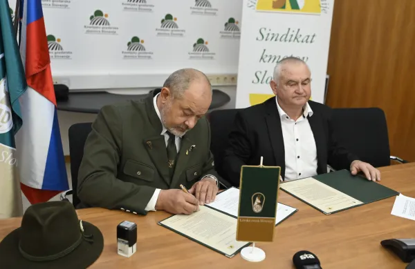 Predsednika Lovske zveze Slovenije in Sindikata kmetov Slovenije Alojz Kovšca in Anton Medved sta podpisala sporazum o sodelovanju med organizacijama. 