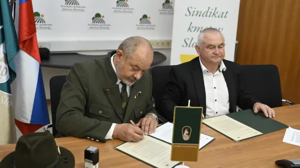 Predsednika Lovske zveze Slovenije in Sindikata kmetov Slovenije Alojz Kovšca in Anton Medved sta podpisala sporazum o sodelovanju med organizacijama. 