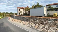 Zapleti pri obnovi Kosovelove domačije: nov podporni zid je bilo treba zrušiti