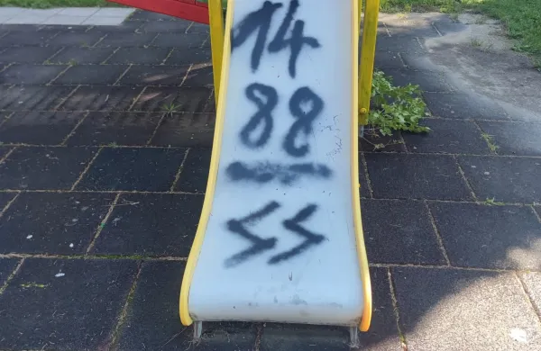 Grafitirana igrala na otroškem igrišču v Sv. Antonu.