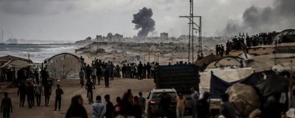 DEIR AL-BALAH, GAZA - OCTOBER 09: Smoke rises from southern Gaza following Israeli airstrikes, despite a ceasefire agreement that was announced and expected to take effect, in Deir al-Balah, Gaza, on October 09, 2025. Ali Jadallah/Anadolu,Image: 1044331735, License: Rights-managed, Restrictions:, Model Release: no, Credit line: Ali Jadallah/AFP/Profimedia