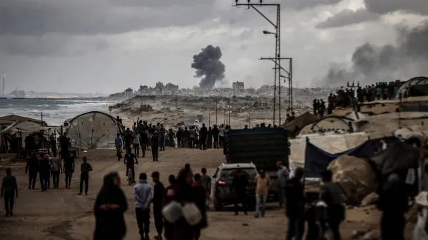 DEIR AL-BALAH, GAZA - OCTOBER 09: Smoke rises from southern Gaza following Israeli airstrikes, despite a ceasefire agreement that was announced and expected to take effect, in Deir al-Balah, Gaza, on October 09, 2025. Ali Jadallah/Anadolu,Image: 1044331735, License: Rights-managed, Restrictions:, Model Release: no, Credit line: Ali Jadallah/AFP/Profimedia