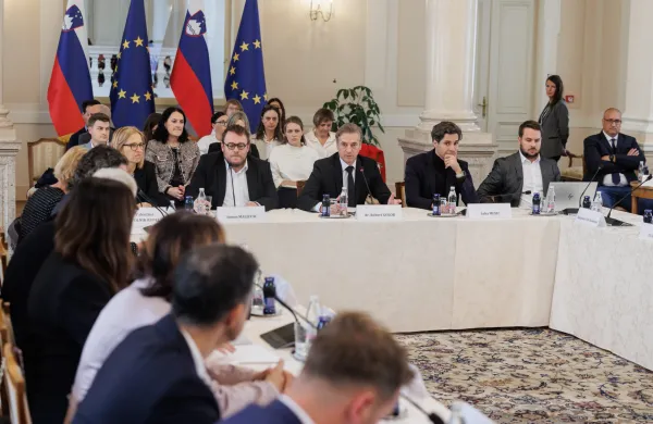 Ljubljana, predsedniska palaca.Nadaljevanje posveta o izvajanju dolgotrajne oskrbe, ki ga je sklical predsednik vlade Robert Golob, na katerem sodelujejo izvajalci storitev ter predstavniki uporabnikov in pristojnih ministrstev.