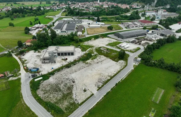 Občina Kobarid bo na javni dražbi prodaljala šest parcel v razširjeni obrtni coni Kobarid -jug.