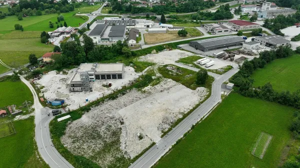 Občina Kobarid bo na javni dražbi prodaljala šest parcel v razširjeni obrtni coni Kobarid -jug.