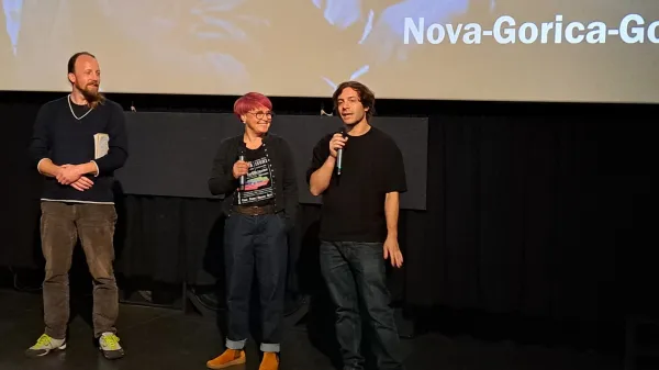 Z leve: Žiga Brdnik, Mateja Zorn in Jeremi Slak pred premiero digitaliziranih kratkih filmov Francija Slaka