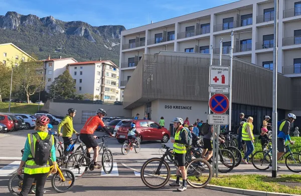 Kolesarili in razveselili starejše