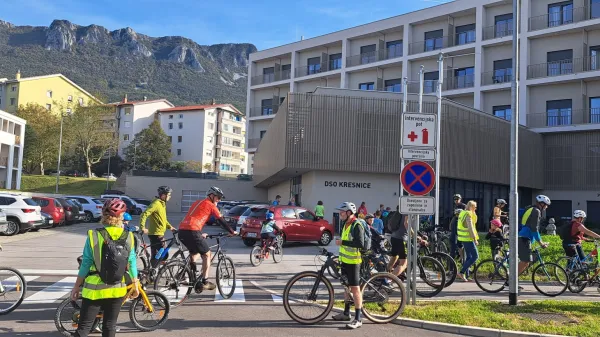 Kolesarili in razveselili starejše