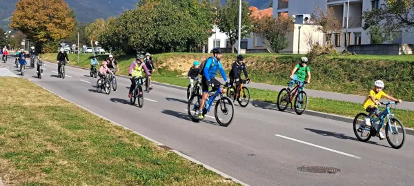 Kolesarili in razveselili starejše