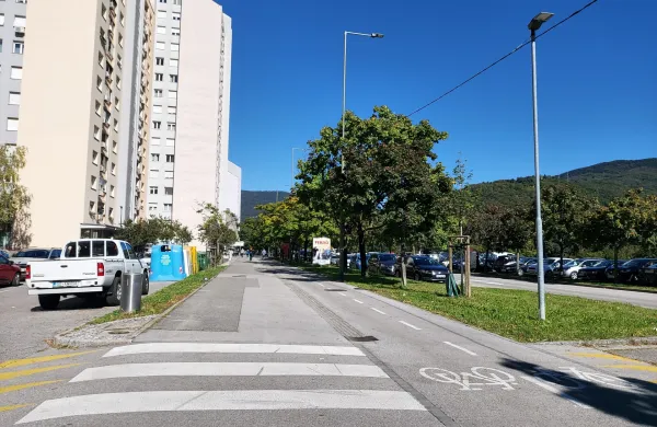 Ulica Gradnikove brigade je čedalje bolj nevarna, prav tako tudi pešpoti ob Kornu