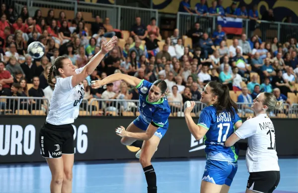 Slovenska ženska rokometna reprezentanca je v prvem krogu skupinskega dela kvalifikacij za nastop na evropskem prvenstvu 2026 v Kopru premagala Belgijo z 29:22 (17:8).