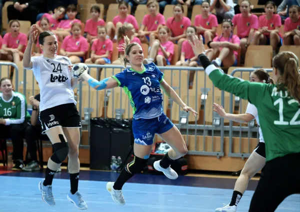 Slovenska ženska rokometna reprezentanca je v prvem krogu skupinskega dela kvalifikacij za nastop na evropskem prvenstvu 2026 v Kopru premagala Belgijo z 29:22 (17:8).